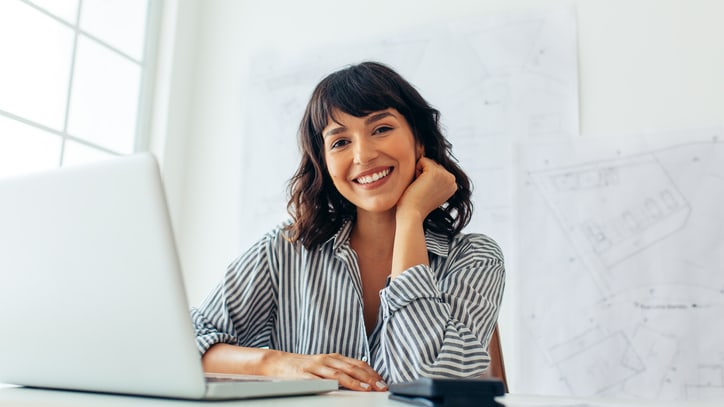 4 pose set of suit women working on a computer - Stock