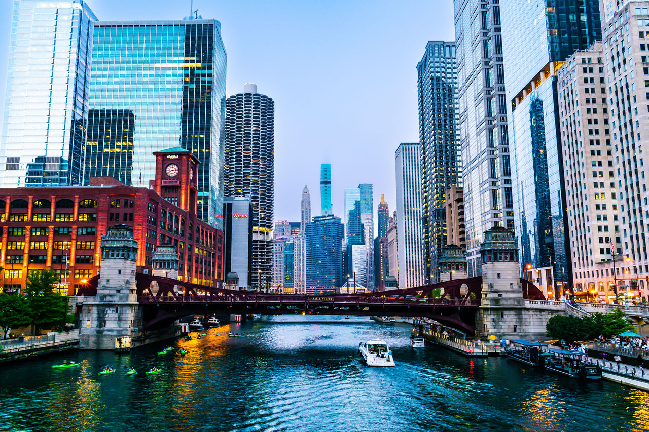 Chicago River and Chicago skyscrapers